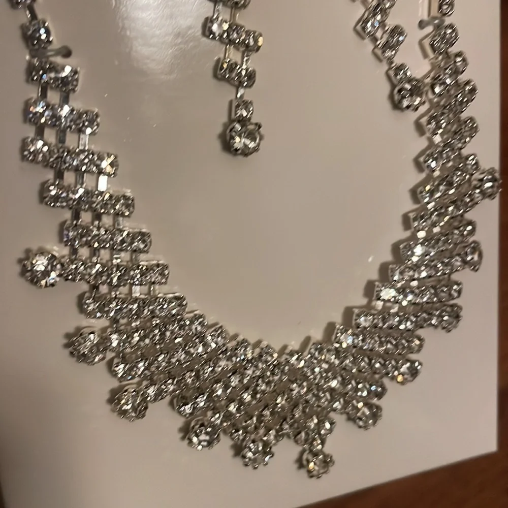 Jaclyn Smith diamond look silver necklace and earrings jewelry Coord set New